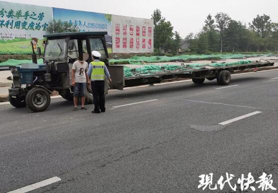 變形金剛？拖拉機(jī)私改 變身超長(zhǎng)版拖車