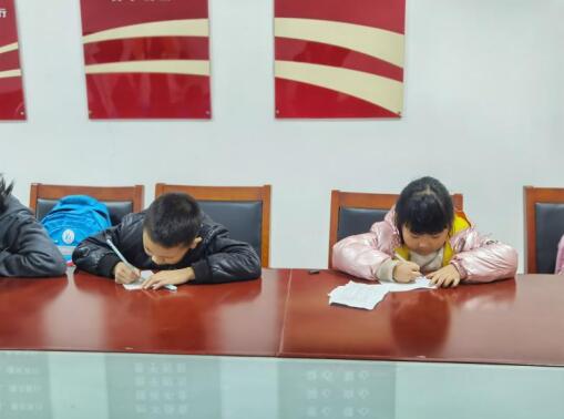 文化惠民丨荊劉村開展青少年“浸潤(rùn)書香  暢游書?！被顒?dòng)