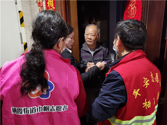 攝山村：學(xué)黨史、辦實(shí)事 小區(qū)反電詐宣傳不停歇