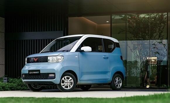 三輛五菱宏光MINI EV路口撞到一塊！網(wǎng)友：真賣爆 出鏡率滿大街