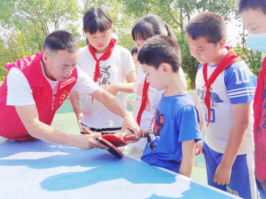 快樂暑假 玩轉(zhuǎn)乒乓 民主村開展青少年乒乓球?qū)崙?zhàn)練習